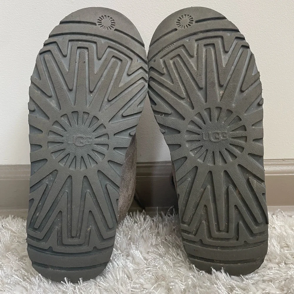 UGG Men's Gray Neumel Chukka Boots